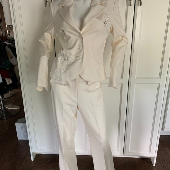 studio point size 8 off white suit - Picture 1 of 10